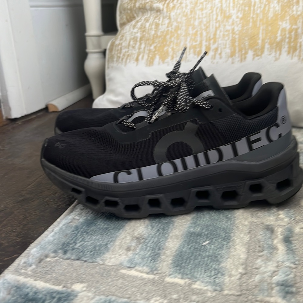 On cloud CloudTec Running Shoes